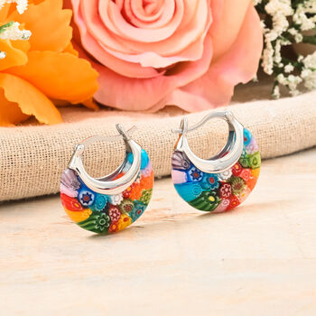 Mehrfarbige Huggie-Ohrringe im Murano-Stil