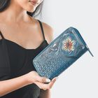 Geprägte Lederbörse mit RFID Schutz, florales Muster, 20x3x11cm, blau image number 1