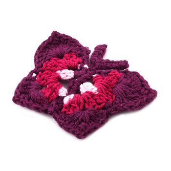 Handgefertigte Brosche mit H&auml;kelarbeit Schmetterling Design, Violett