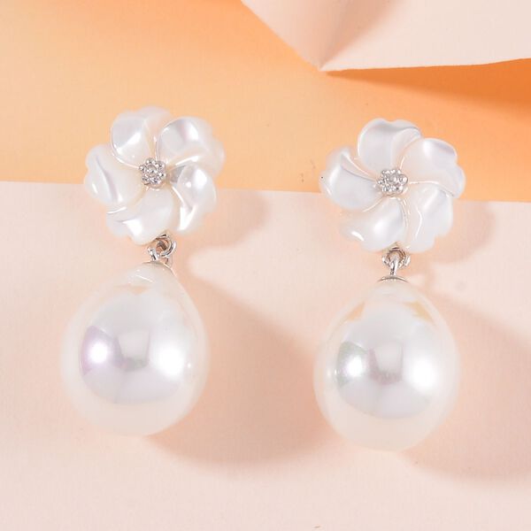 Wei&szlig;e Muschelkernperlen und wei&szlig;e Perlmutt-Ohrringe image number 2