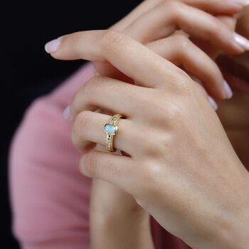 AA nat&uuml;rlicher, &auml;thiopischer Welo Opal und Zirkon-Ring - 0,53 ct.