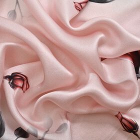 LA MAREY gemusterter Quadratschal aus 100% Seide, Rosa und rot