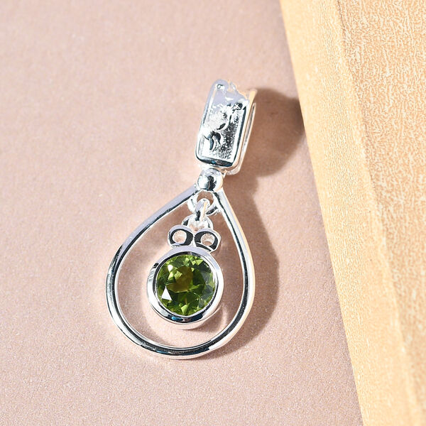 Nat&uuml;rlicher Peridot-Solit&auml;r-Anh&auml;nger in Silber, 0,60 ct. image number 3
