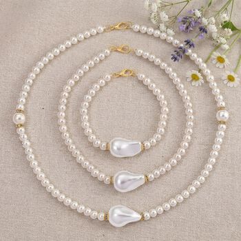 3er Set Wei&szlig;e Muschelkernperlen-Schmuckst&uuml;cke, bestehend aus Armband (ca. 19 cm) und zwei Halsketten (ca. 40 cm und 50 cm), gelb vergoldet