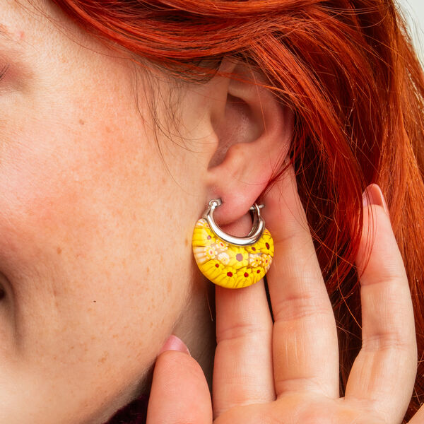 Gelbe Huggie-Ohrringe im Murano-Stil image number 3