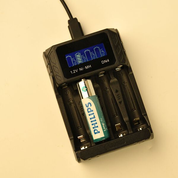 Kompakt-Ladeger&auml;t f&uuml;r AA/AAA NiMH - 4 Sch&auml;chte, LCD, USB image number 9