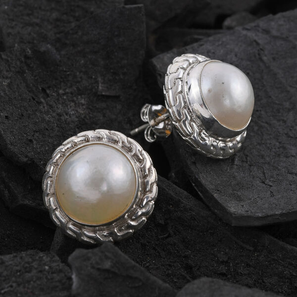 Royal Bali Kollektion - wei&szlig;e Mabe Perlen-Ohrstecker, 925 Silber image number 1