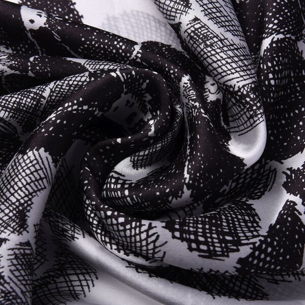 LA MAREY: Bedruckter Schal aus 100% Maulbeerseide, Blumenmuster, inkl. Geschenkbox, Schwarz-Grau  image number 5