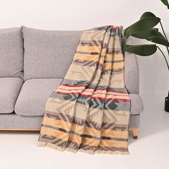 Strickdecke mit Geo-Muster und Fransen, 127x177 cm, Beige