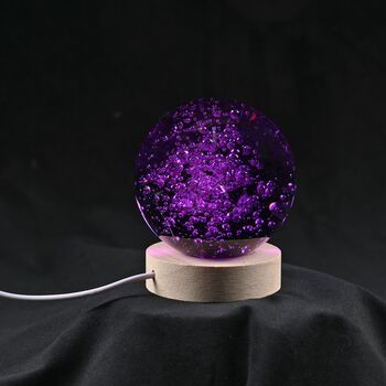 Lila Kristallkugel mit LED-Licht