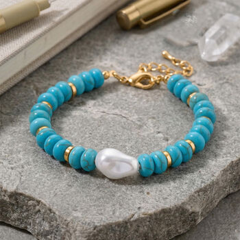 Wei&szlig;e Muschelkernperle, Blauer Howlit Armband, ca. 18 cm + 5 cm Extender, goldfarben