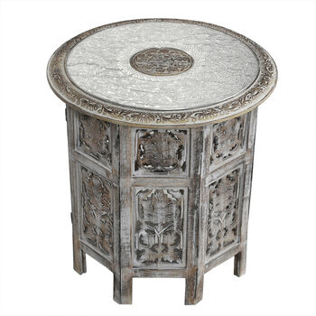 NAKKASHI - handgeschnitzter klappbarer Tisch aus Mangoholz mit handgepr&auml;gter Aluminiumplatte, 53x53x53 cm, wei&szlig;