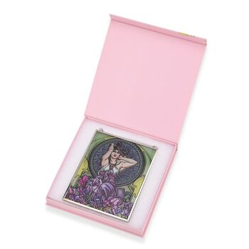 Handbemalter Glas Suncatcher mit Kette, silberfarbenem Rahmen, Alphonse Mucha Motiv Iris, 12x15 cm