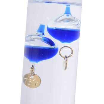 Galileo Thermometer mit schwimmenden Kugeln in Blau