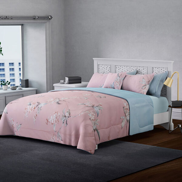 SERENITY NIGHT: 3er-Set - Seidensteppdecke und 2 Kissenbez&uuml;ge, Blumenmuster, Hellblau und Rosa