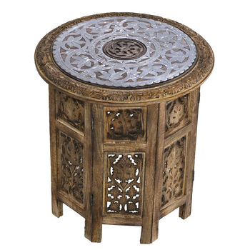 NAKKASHI - Handgefertigter Couchtisch aus Mangoholz mit Metallpr&auml;gung, Burn-Finish und kunstvoller Schnitzerei, ca. 45x45x45cm, Natur