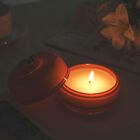 LIVMORE - Duftkerze im Glas mit Bienenmotiv, Oudh und Sandelholz, 120 g, Karamell