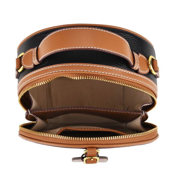 lifestyle-Color:Black with tan ;size/Profile:  Crossbody bag:wall(exterior);Genuine Leather. Lining(interior):polyester  Pockets(exterior):zipped-1;Pockets(interior):pocket-1                                Measurement:11*8*16CM image number 5