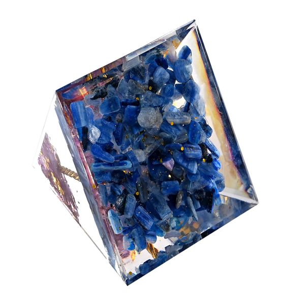 LIVMORE Kristall Pyramide Dekoration aus Kristall und Resin, 6cm, Hellblau image number 3