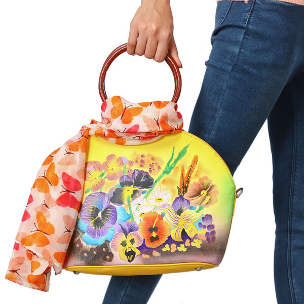 SUKRITI, Handbemalte 100% Leder Tasche mit Maulbeerseiden Schal, Blumenmuster, Senfgelb image number 2