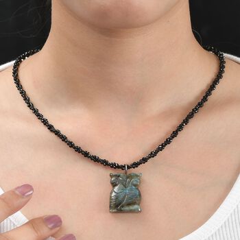 Labradorit und schwarze Spinell-Eulen-Halskette, 50 cm - 115 ct.