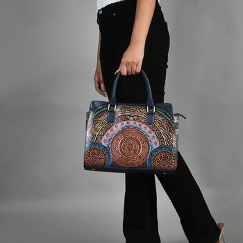 Handbemalte Satchel-Tasche aus 100% Echtleder mit kunstvoller Pr&auml;gung und Mandala-Design, 31x10x23cm, Blau-Braun