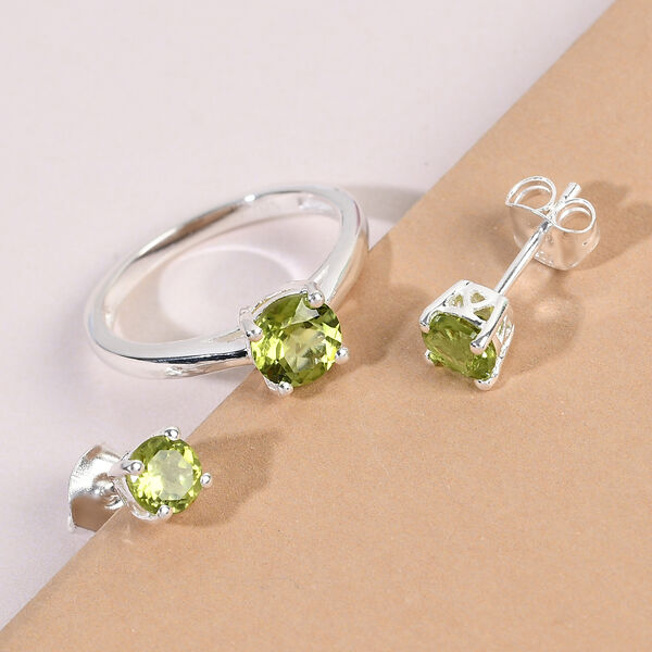 2er-Set, nat&uuml;rlicher Peridot Solit&auml;r-Ring und Ohrstecker in Silber, 1,95 ct. image number 2