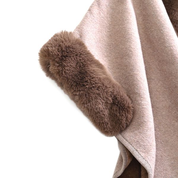 Winter- und Herbst-Poncho aus Kunstfell, Kamelfarben image number 3