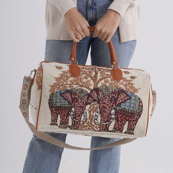 "Life style Color:White with red elephant print /Profile:Duffel bag wall(exterior):Polyester    Lining(interior): polyester; Pockets(exterior):Zipped-1 Pockets(interior):none Measurement:45*23*27cm         "
