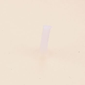 LIVMORE - Duftkerze im dekorativen Glas, Tabak und Oudh, 36 Std. Brenndauer, Purpurrot