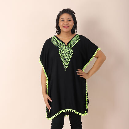JOVIE bestickter Kaftan mit Quasten, 100% Viskose, Gr&ouml;&szlig;e: 88x78cm, schwarz mit gr&uuml;ner Stickerei