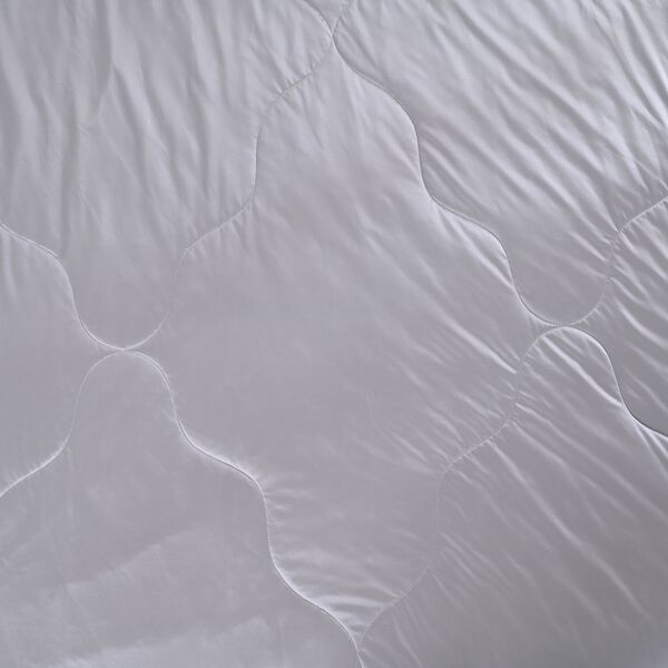 "AB side Silk quilt with cooling fabric fabric:85% nylon+15%spandex A side: print, B side match solid color Filling:100g silk+200g polyester,around 110gsm,33% silk+77% polyester Packing:gift box with PVC cover", "AB side cooling pillowcase with piping wit image number 6