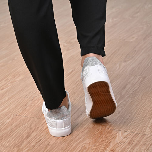 LA MAREY Sneaker aus Kunstleder, Schlangenhautmuster, Größe 40, Weiß image number 1