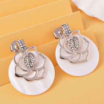 Wei&szlig;e Muschelkernperle und wei&szlig;e Kristall-Ohrringe