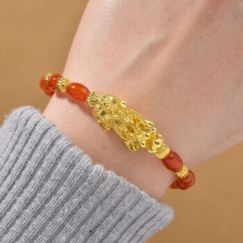 Roter Achat Pixiu Armband, flexibel (ca. 18 - 19 cm), gelb vergoldet ca. 35.00 ct