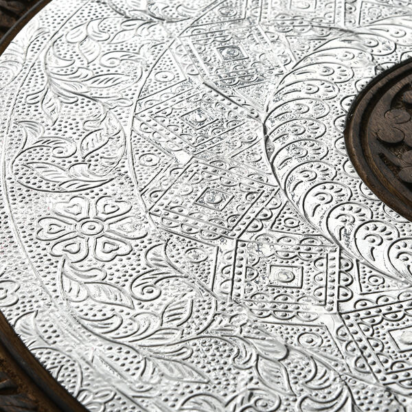 NAKKASHI handgeschnitzter klappbarer Tisch aus Mangoholz mit handgepr&auml;gter Aluminiumplatte, 53x53x53 cm, natur image number 7