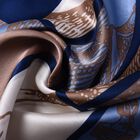 LA MAREY: Bedruckter Schal aus 100% Maulbeerseide, Streifenmuster und Pferd, inkl. Geschenkbox, Blau-Braun  image number 4