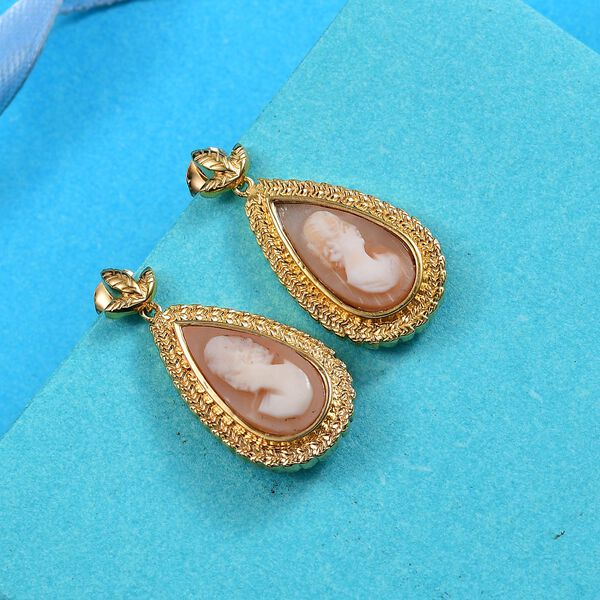 Italienische Kamee Conch-Muschel Ohrringe in Goldton image number 2