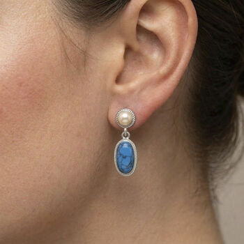 Blauer Howlit, Wei&szlig;e S&uuml;&szlig;wasser Perle Ohrringe, Silberfarben