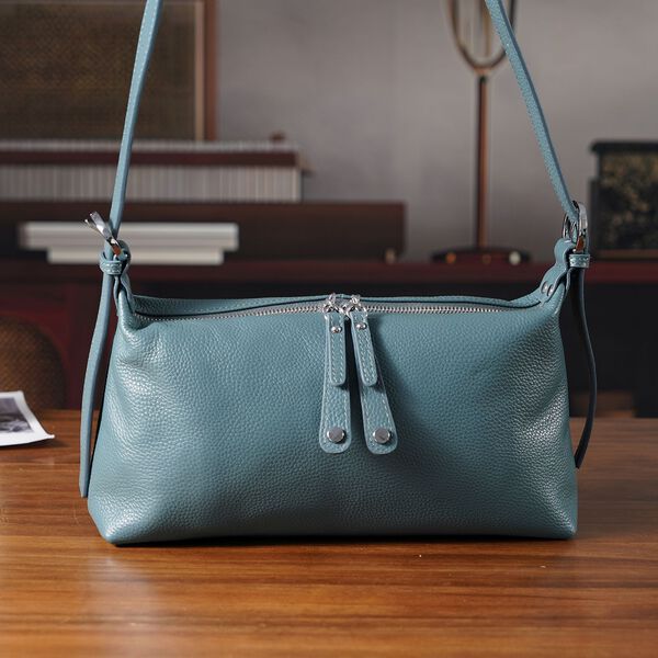 Crossbody-Bag aus Echtleder im Soft-Design, 30x8x16 cm, Blau image number 2