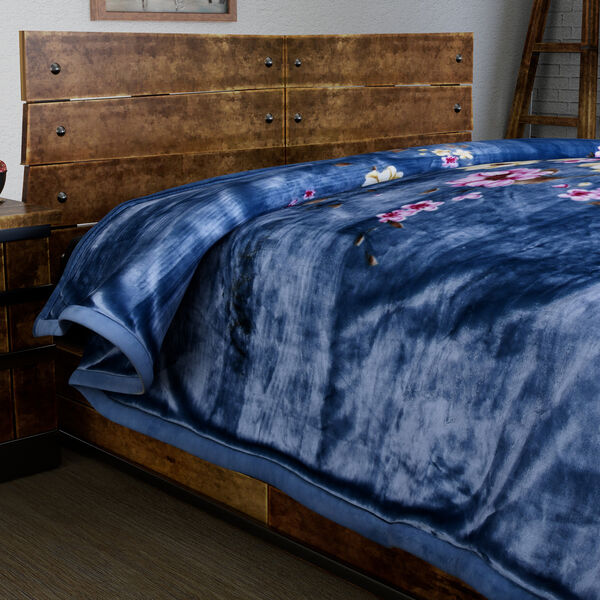 SERENITY NIGHT: Superweiche, schwere Bettdecke, Magnolienmuster, Dunkelblau  image number 2