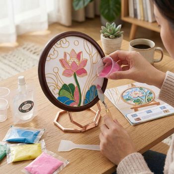 "Golden Lottery Painting frame table disply   Product size: 18.5 * 16 * 5CM Packaging: 1 piece/white box Function: Photo frame, colored sand, water-based eco-friendly adhesive, plastic cup, oil painting scraper"