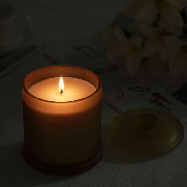 LIVMORE Home Fragrance Kollektion, Duftkerze im Farbglas, Ambra Vanille, 370 g Sojawachs, 55 Std., 10,2 x 10,2 x 13 cm image number 2